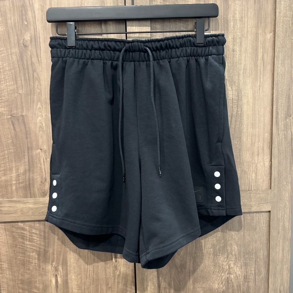 NWT Nike Womens Basketball Short Small Loose Dri-Fit Black Pockets - Picture 2 of 8
